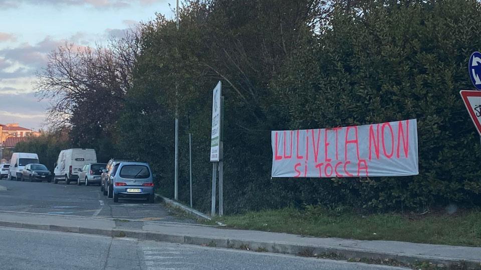 Uno degli striscioni pubblicati sulla pagina Fb “Giù le mani dall’uliveta”