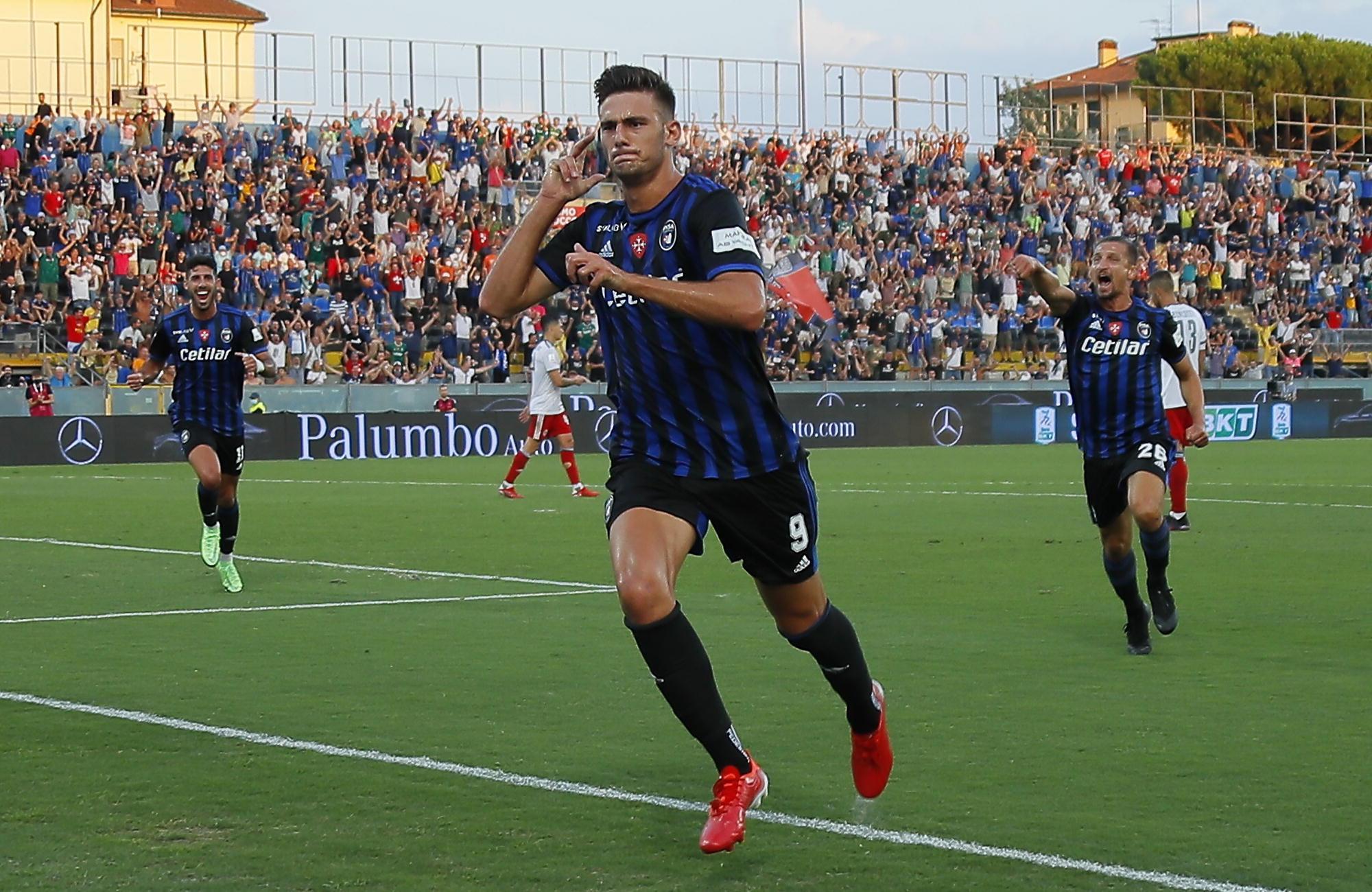 Lorenzo Lucca, attaccante classe del 2000 del Pisa: su di lui è forte l'interesse del Sassuolo (Foto Fabio Muzzi)