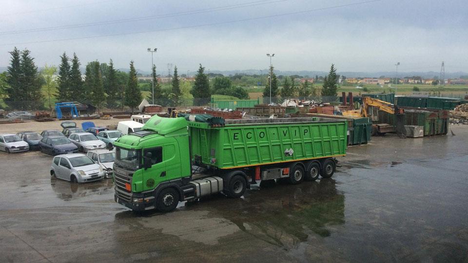 Un camion all’interno della Ecovip di Santa Maria a Monte