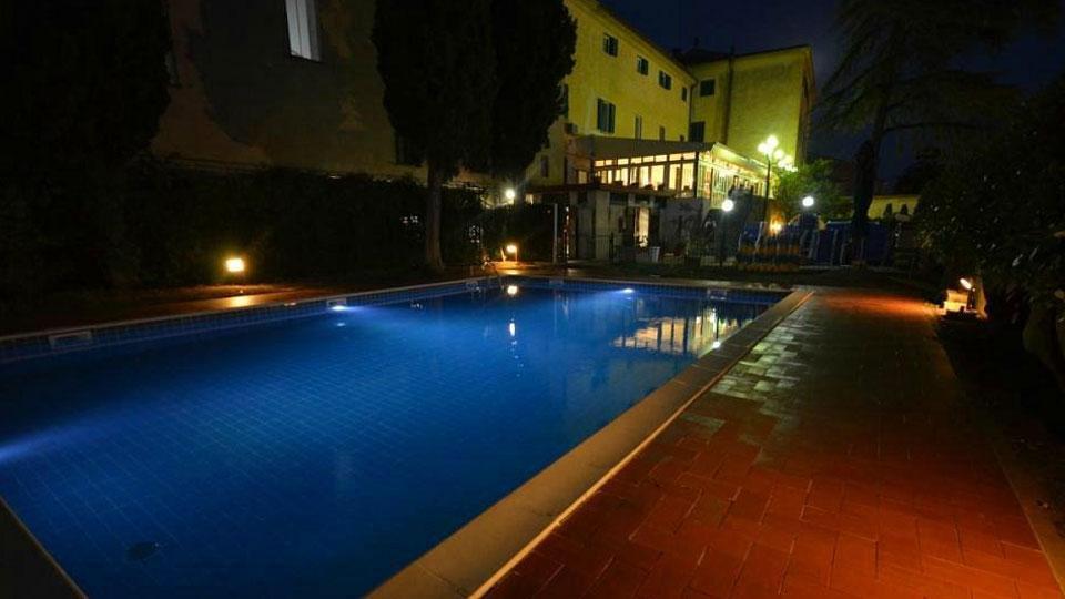 Uno scorcio della piscina dell’hotel Il Pomarancio a Pomarance