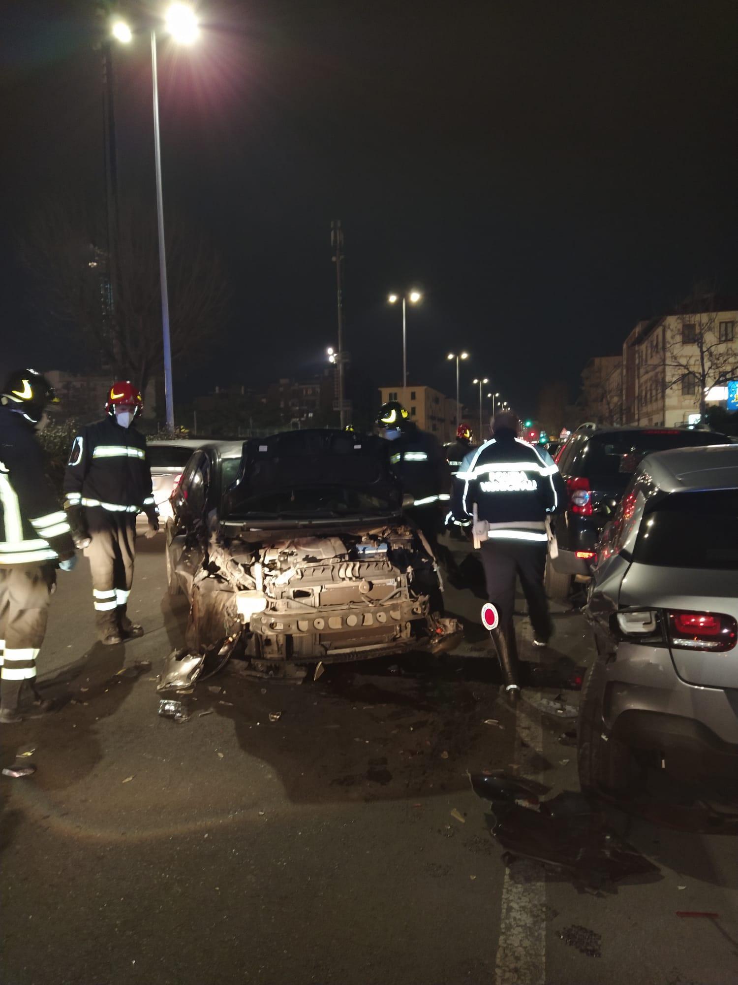 Sbanda e colpisce l'auto in sosta: paura in viale Ippolito Nievo 