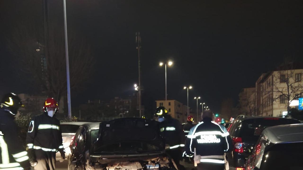 Sbanda e colpisce l'auto in sosta: paura in viale Ippolito Nievo
