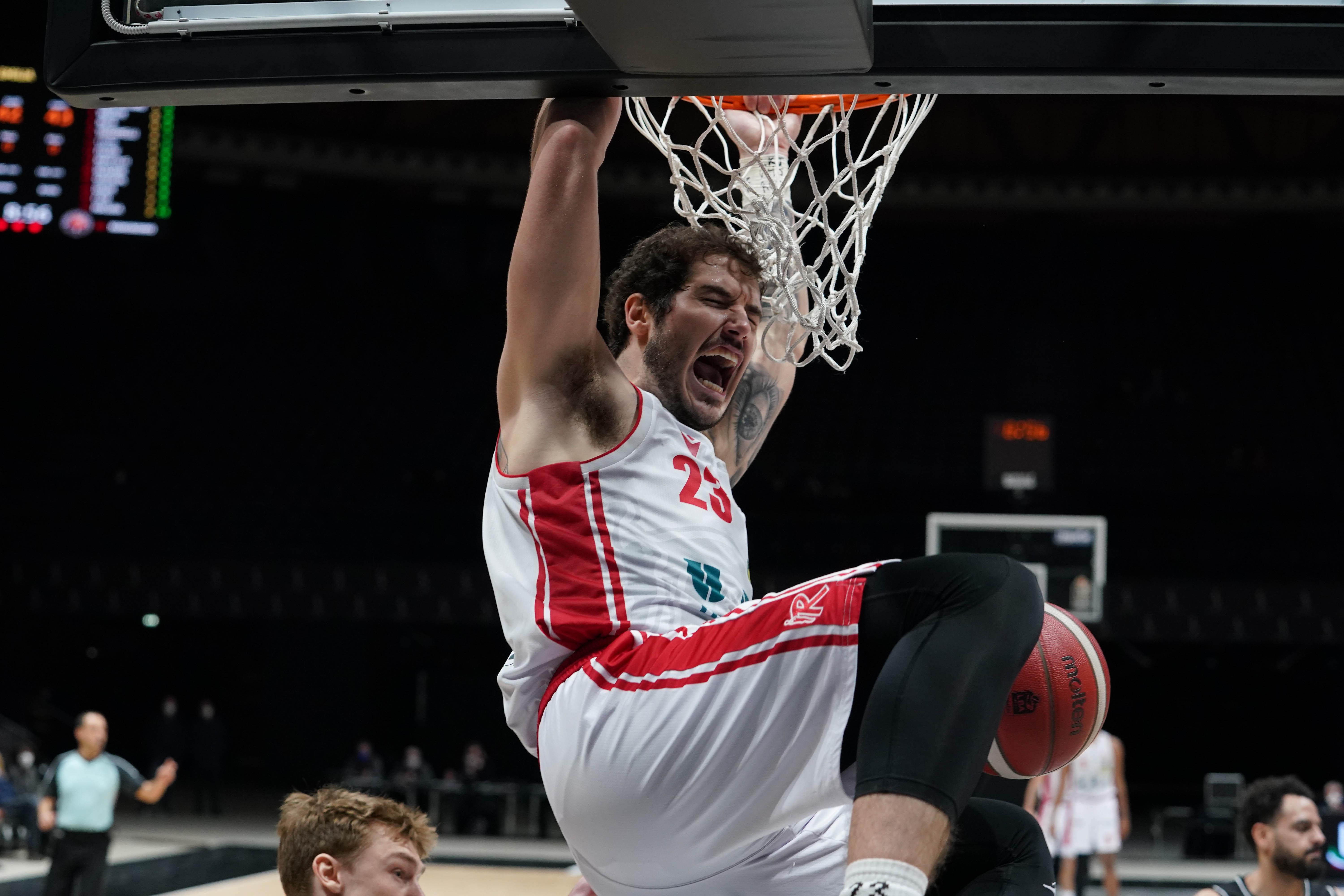Justin Johnson a canestro