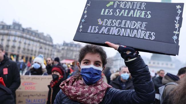 Francia: decine di migliaia in piazza per aumento stipendi