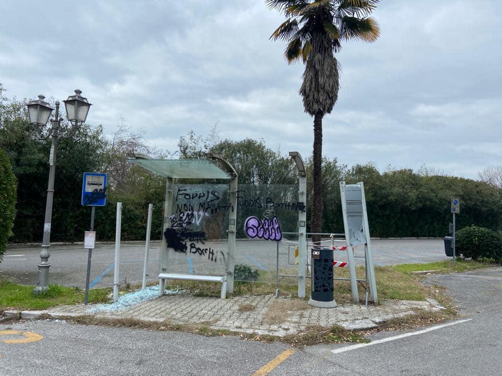 Vandali a Torre del Lago, frantumano la pensilina alla fermata dell'autobus