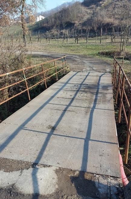Serra. Un ponte nuovo chiuso da 20 anni: i residenti esasperati scrivono al prefetto 