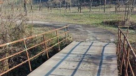 Serra. Un ponte nuovo chiuso da 20 anni: i residenti esasperati scrivono al prefetto 