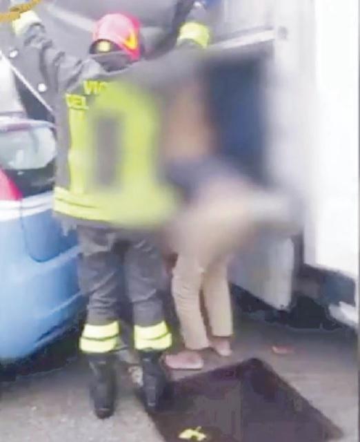 Uno degli immigrati viene fatto scendere dal camion