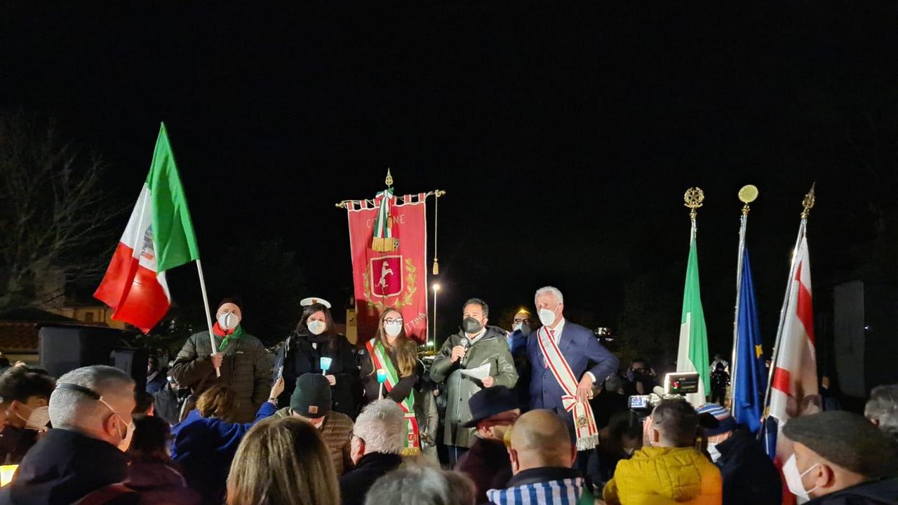 Aggressione antisemita contro un bambino, quasi duemila persone alla fiaccolata: "Basta violenza"