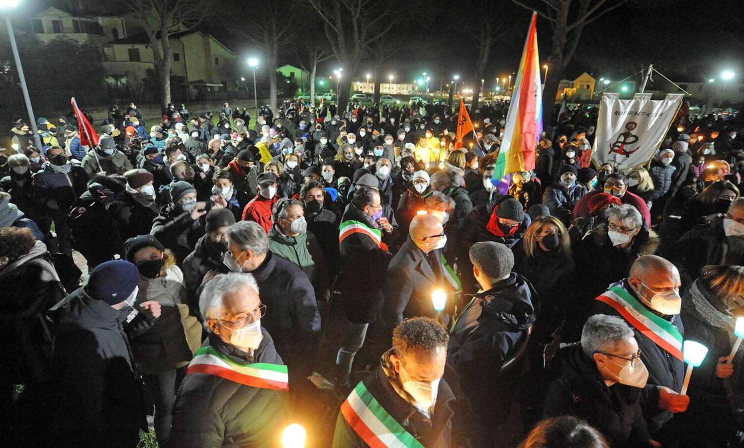Migliaia di no all'antisemitismo, una lezione di civiltà in piazza a Venturina