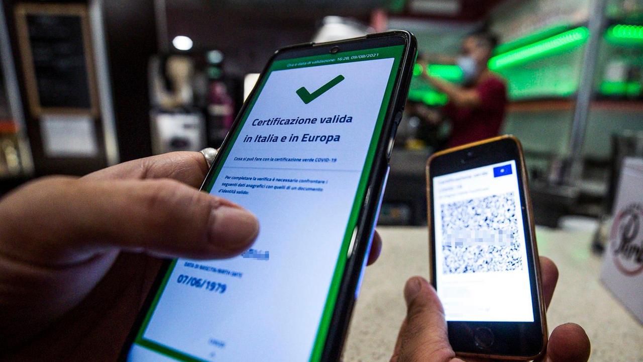 Green pass con 3ª dose senza scadenza Stop al sistema a colori per le Regioni