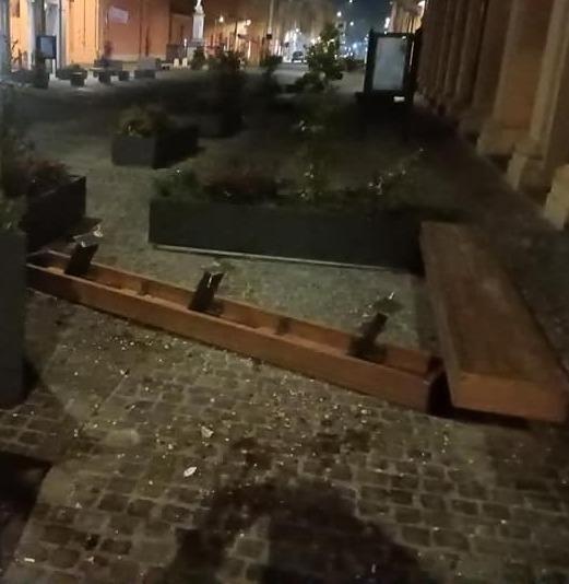 Castelfranco. Va a sbattere sugli arredi del centro e li distrugge 