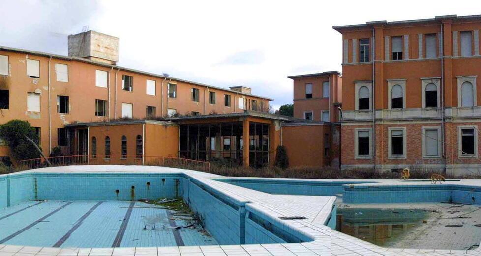 una parte della colonia Ettore Motta, abbandonata per anni.
