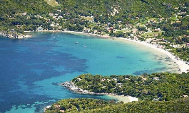 La spiaggia di Procchio, frazione di Marciana dov’è prevista la costruzione di 88 dei 136 nuovi alloggi inseriti nel Piano strutturale