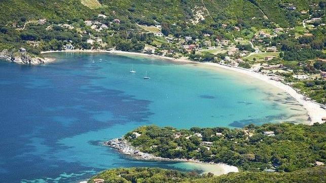 La spiaggia di Procchio, frazione di Marciana dov’è prevista la costruzione di 88 dei 136 nuovi alloggi inseriti nel Piano strutturale