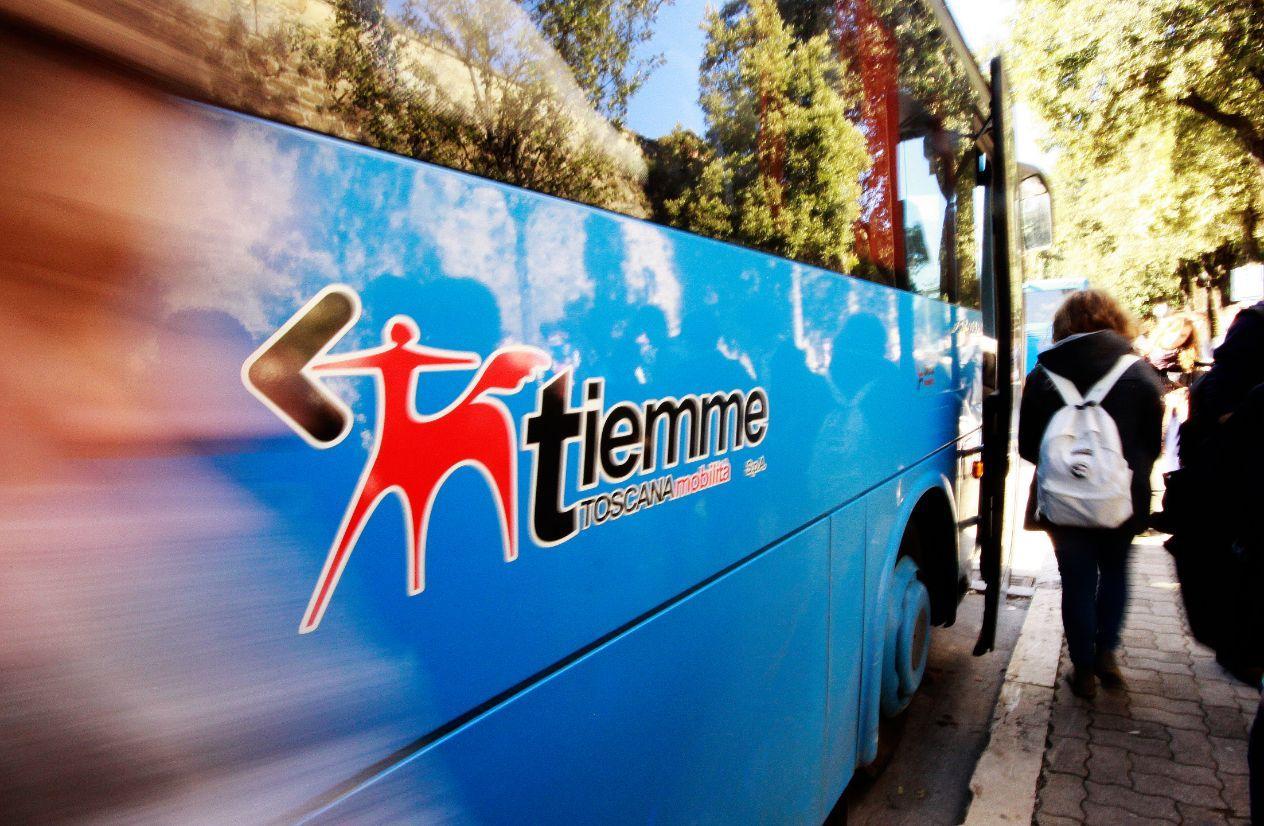 Un autobus di Tiemme che effettua servizio scuolabus