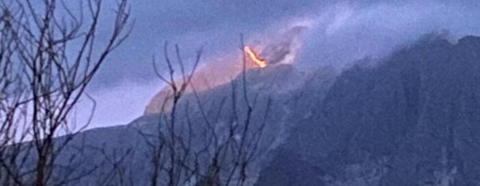 Carrara, incendio divampato sulla cresta del Sagro, si è spento da solo
