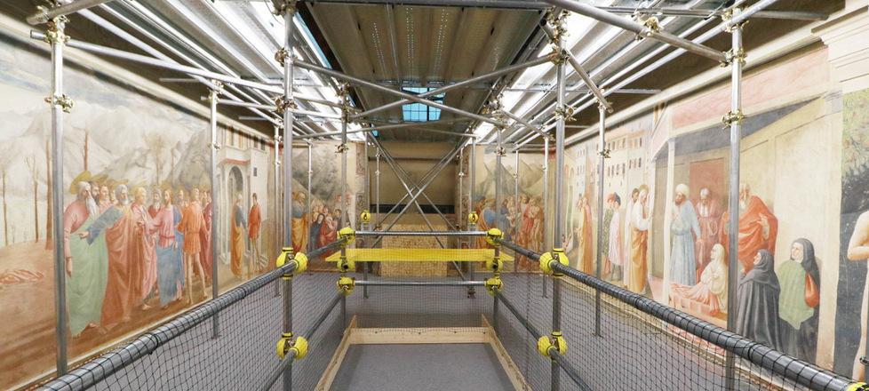 I ponteggi per il restauro degli affreschi della Cappella Brancacci sui quali è possibile anche l’accesso per i visitatori