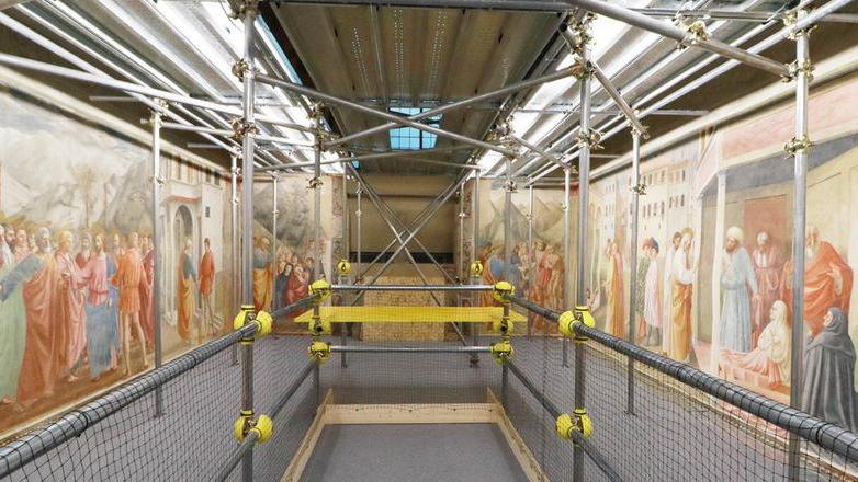 I ponteggi per il restauro degli affreschi della Cappella Brancacci sui quali è possibile anche l’accesso per i visitatori