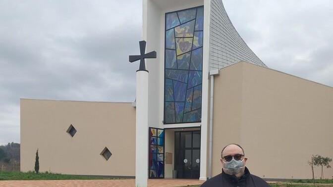 Don Mancusi vicino alla chiesa