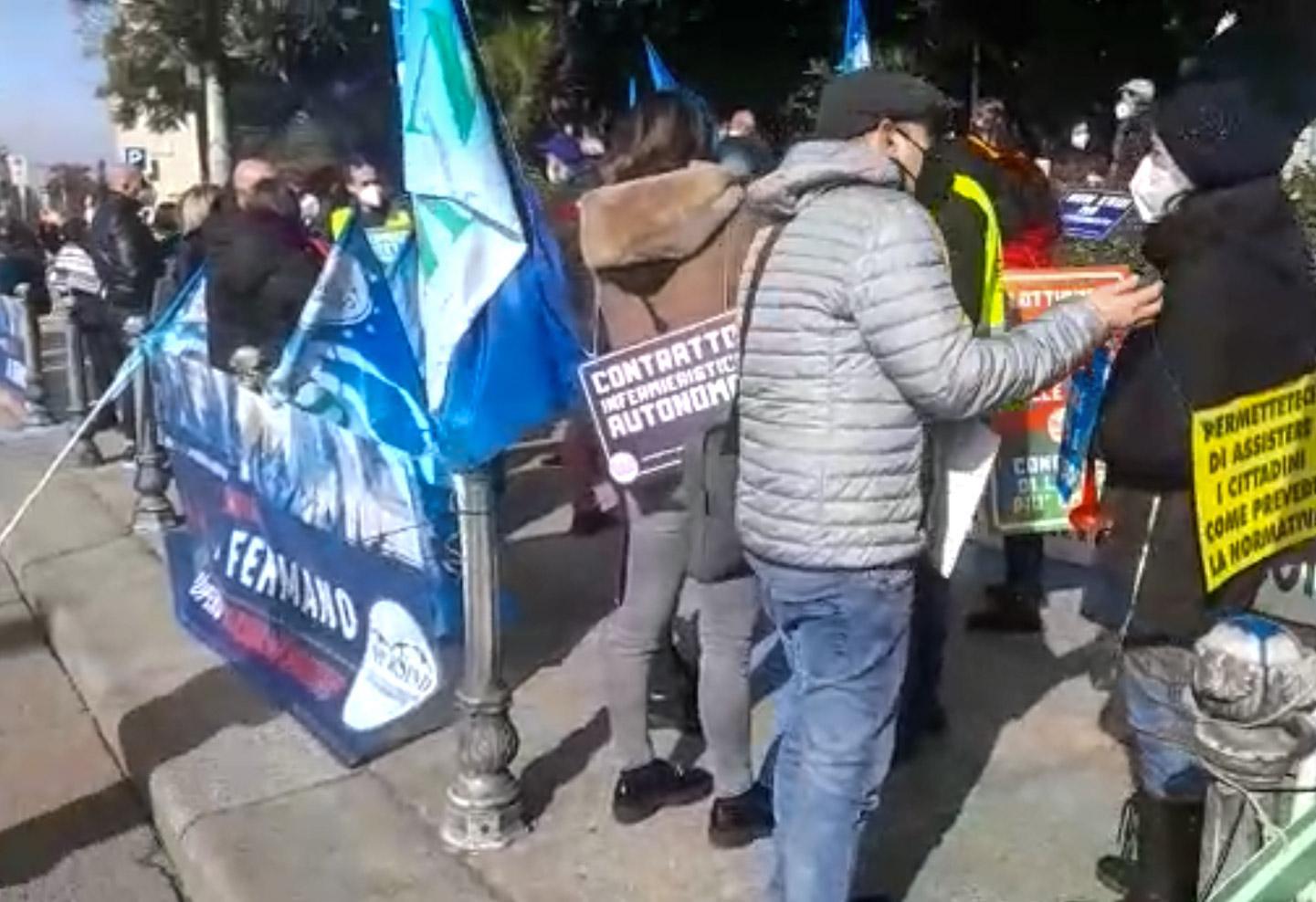 Gli infermieri in piazza a Cagliari (foto Mario Rosas)