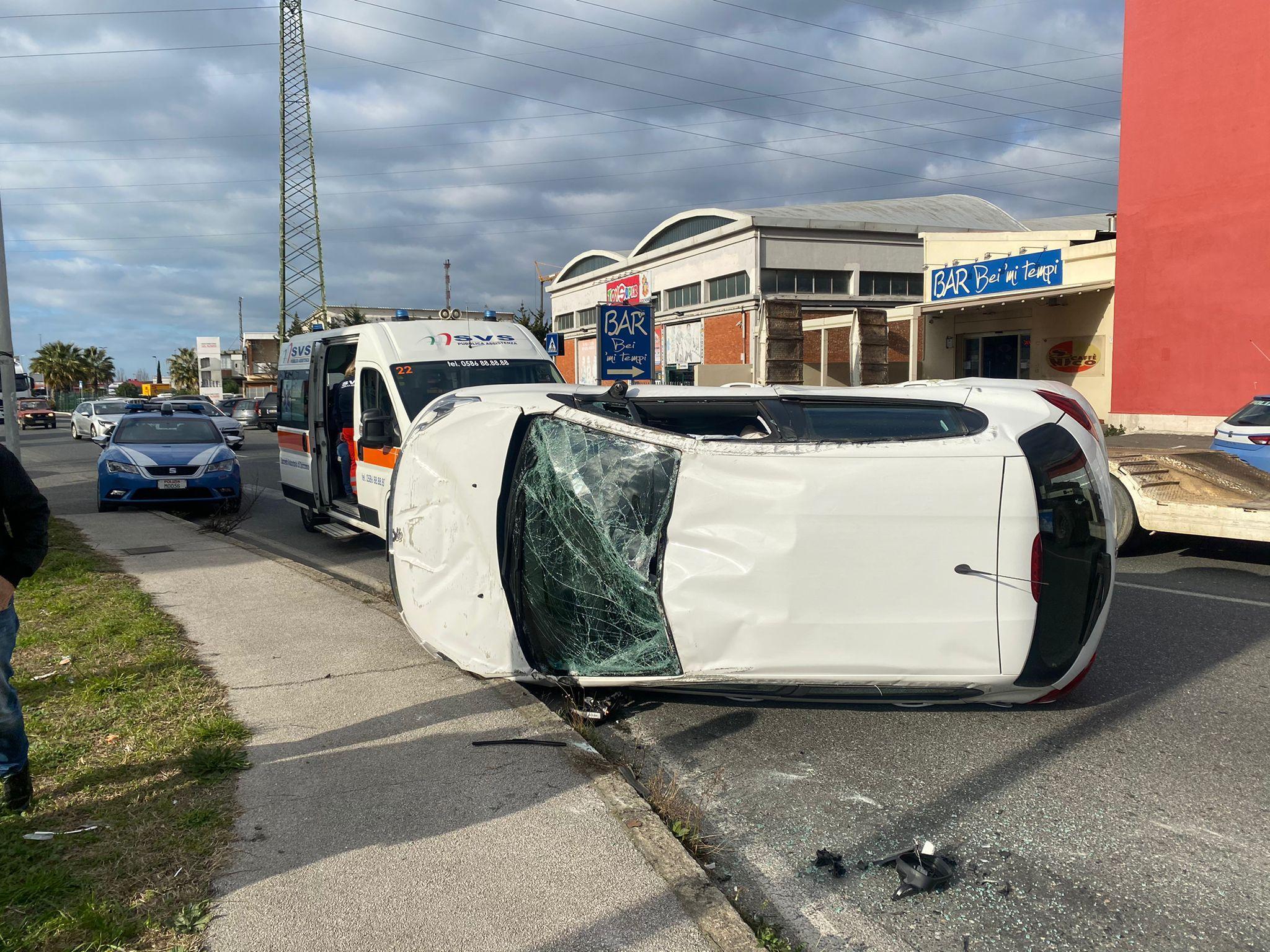 Auto si cappotta dopo lo scontro: tre feriti 