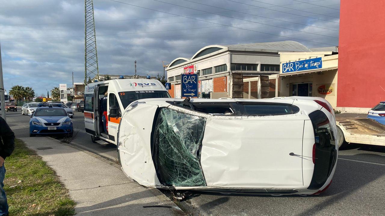 Auto si cappotta dopo lo scontro: tre feriti