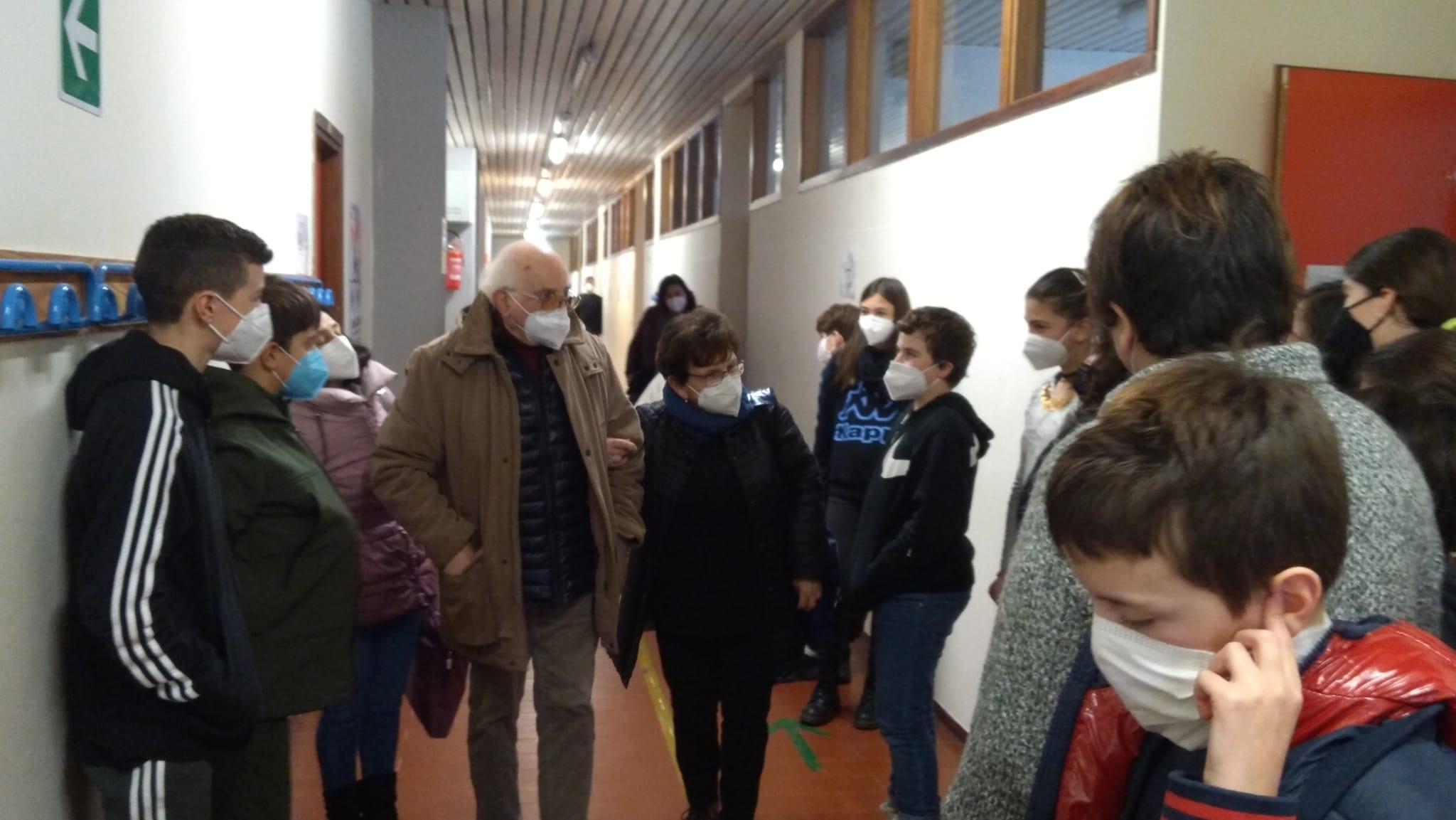 Enio Mancini tra gli studenti