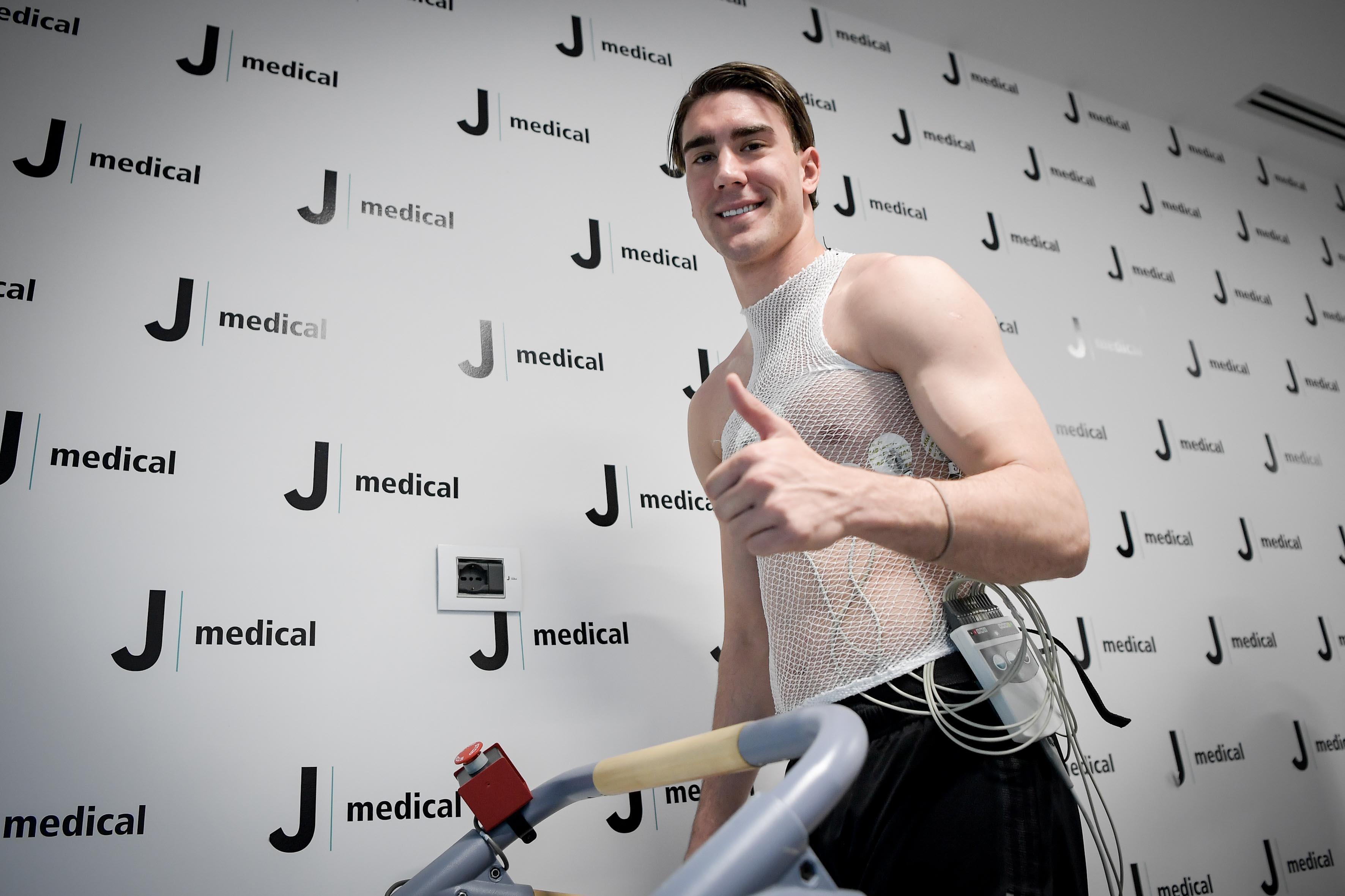 Dusan Vlahovic durante le visite mediche con la Juventus (Foto Twitter Juventus)