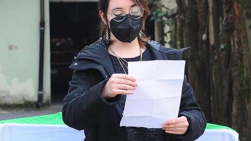 Cassandra Bechini legge la lettera scritta da Mario e Renata D’Angeli (FOTO NUCCI)