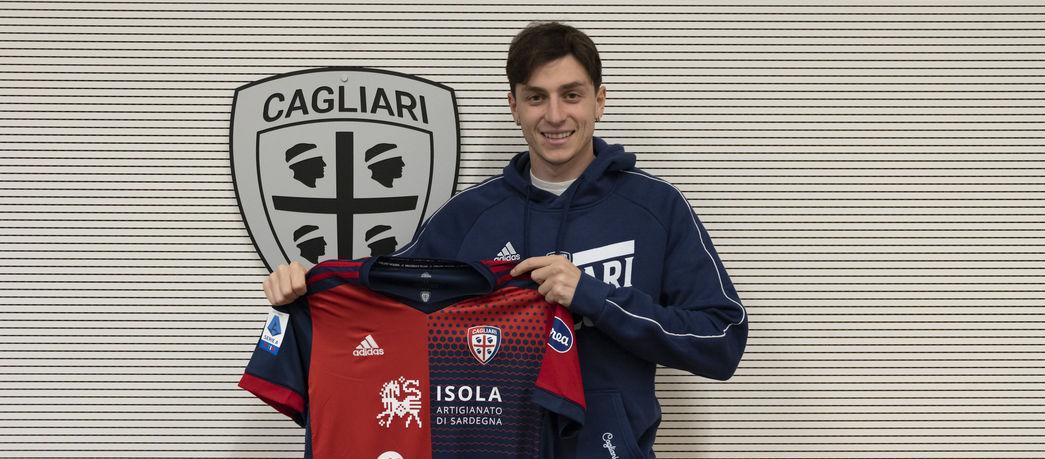 Daniele Baselli mostra la sua nuova maglia (foto cagliaricalcio.com)