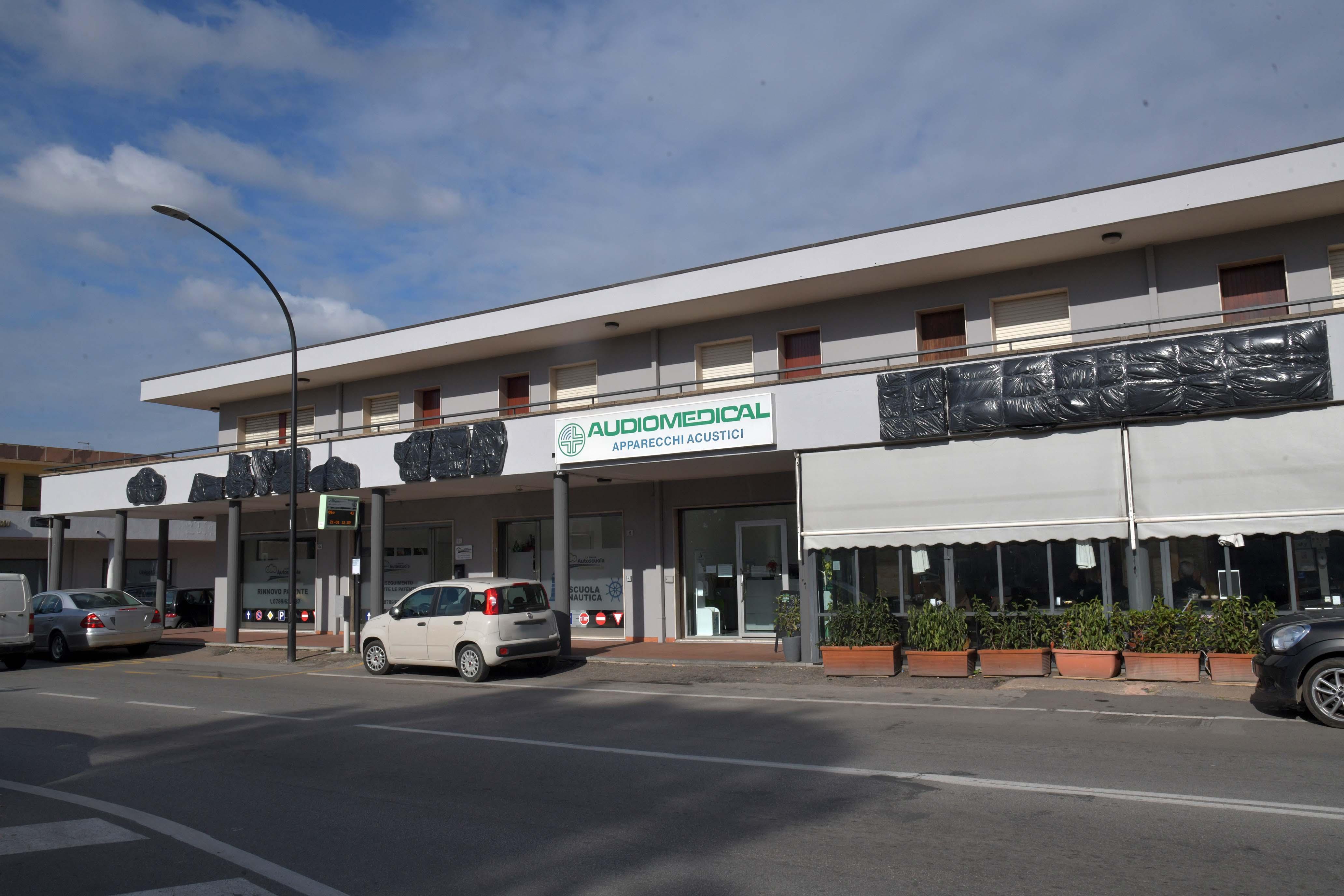 Alcune insegne "oscurate"