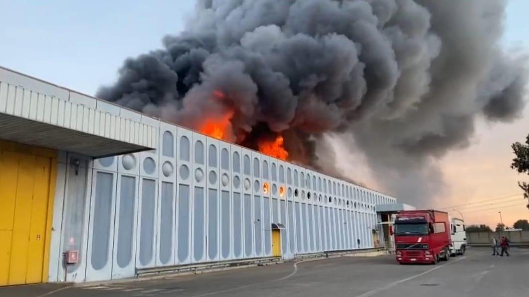 Il capannone della Sdl dove si è sviluppato il rogo