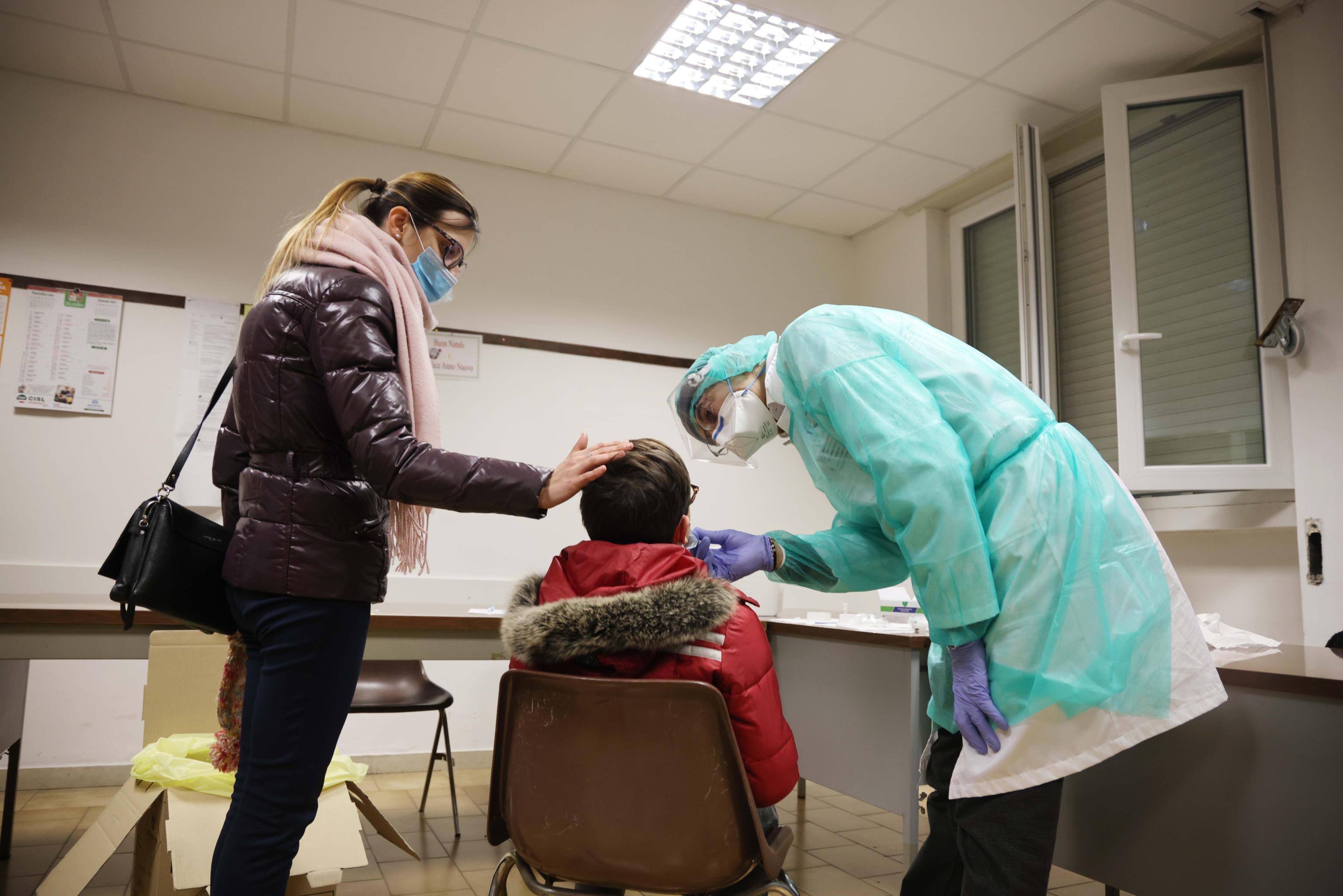 Salasso tamponi, ma arriva il sì per i test gratuiti dai 5 agli 11 anni