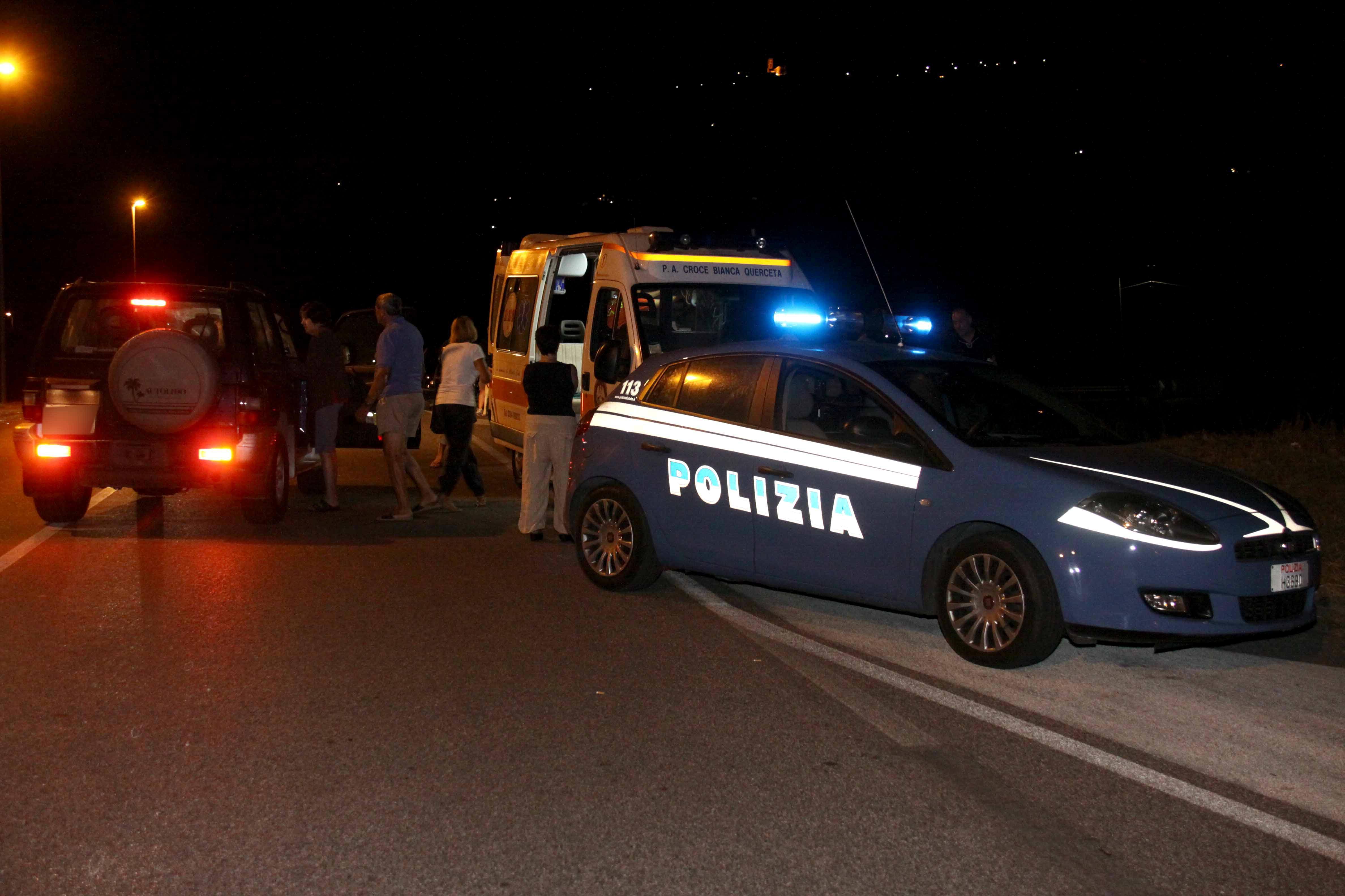 Quindicenne preso a pugni in centro a Pietrasanta: i bulli gli rompono il naso e scappano 