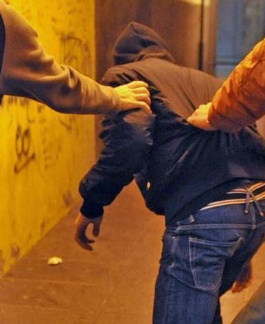 Calci e pugni a due studenti, 4 accusati di lesioni