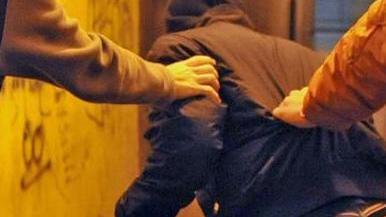 Calci e pugni a due studenti, 4 accusati di lesioni