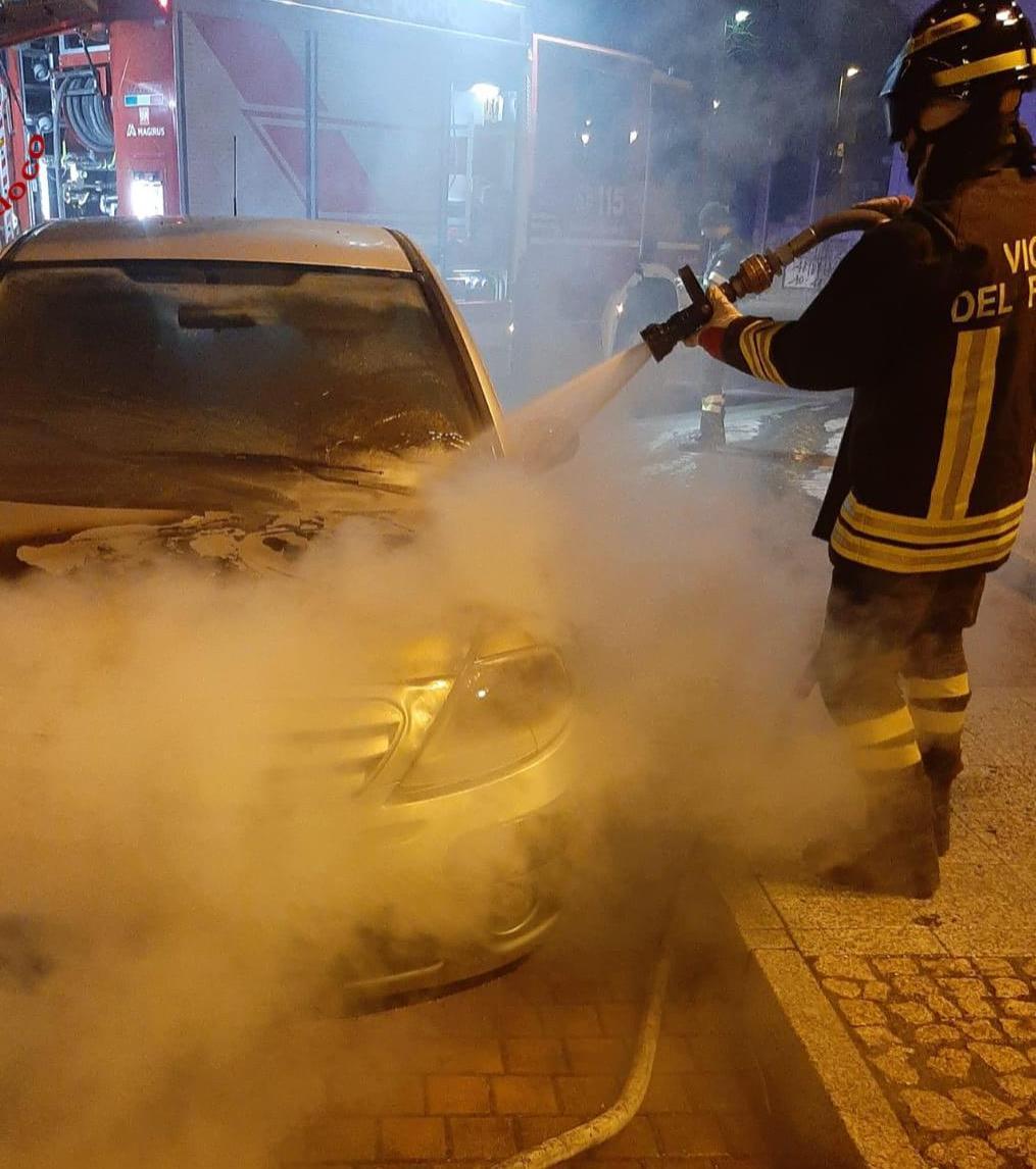 Paura a Siniscola, a fuoco l’auto di una ex maestra 