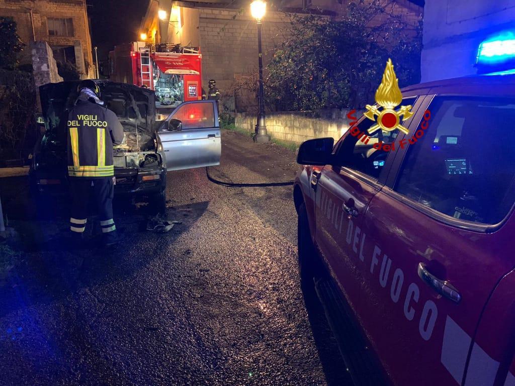 A fuoco un'auto a Cuglieri, intervento dei vigili del fuoco