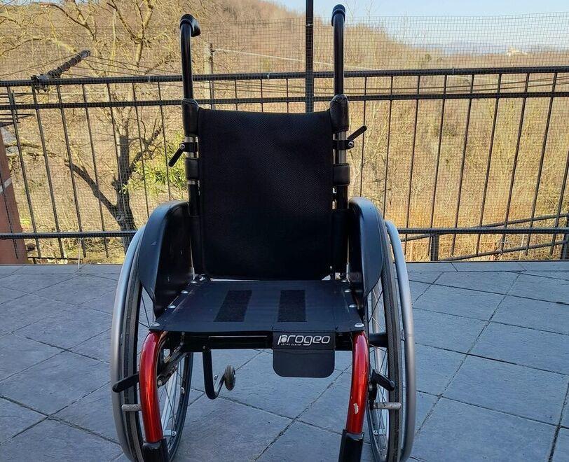 Bambino disabile, arriva la carrozzina dopo quattro mesi ma non è adatta 