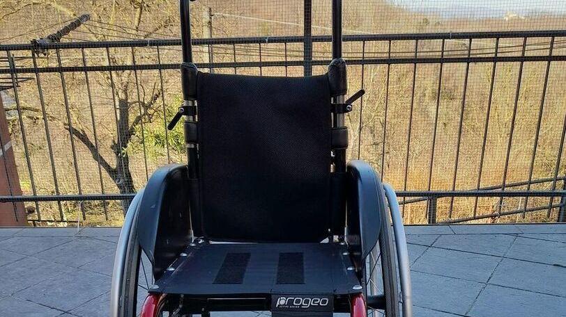 Bambino disabile, arriva la carrozzina dopo quattro mesi ma non è adatta