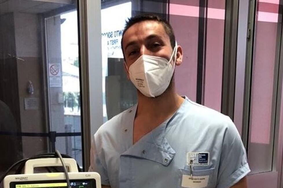 L'infermiere eroe salva la vita a un novantenne: «Ci sono riuscito con calma, preparazione e un defibrillatore»
