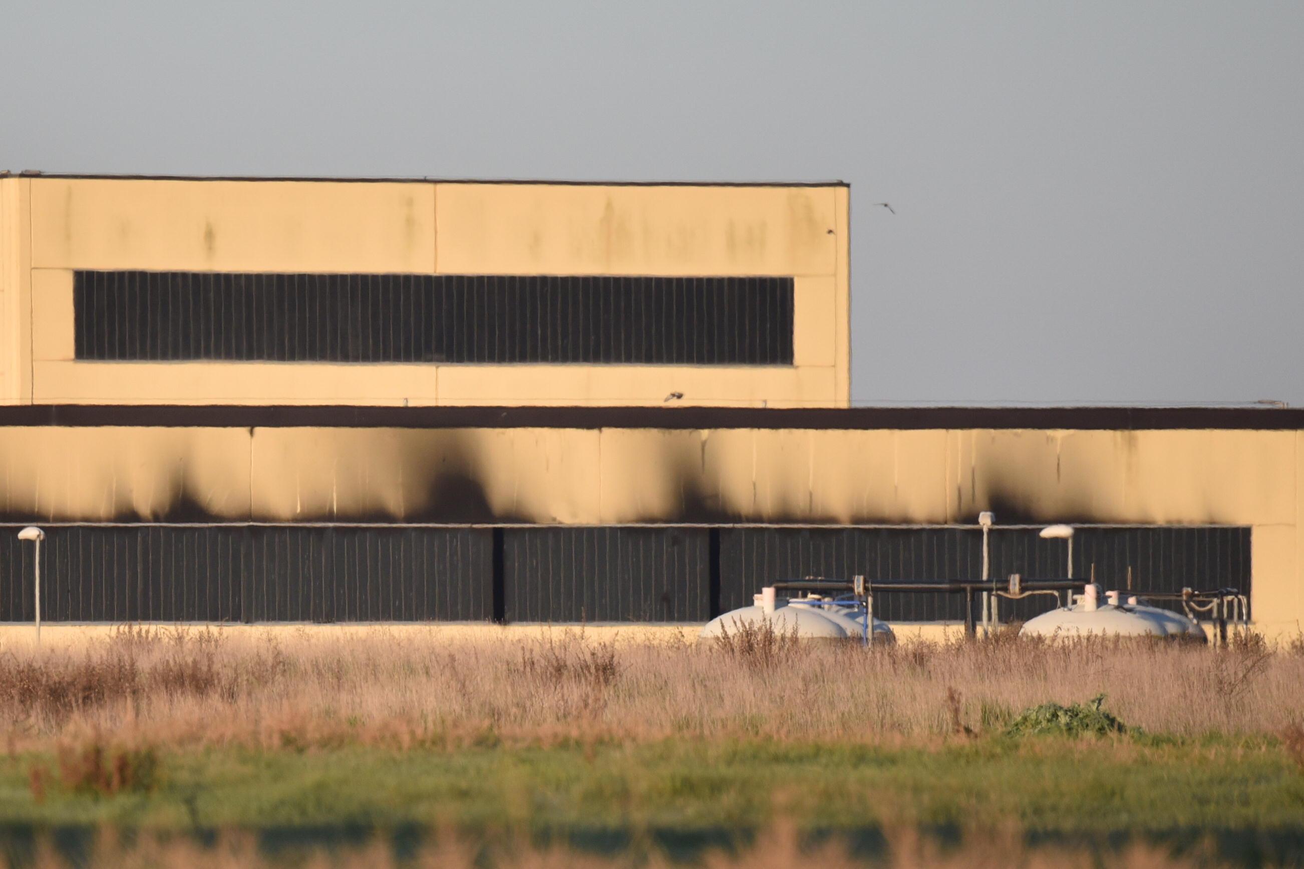 Una parete annerita dall'incendio all'impianto trattamento rifiuti (foto Agenzia Bf)