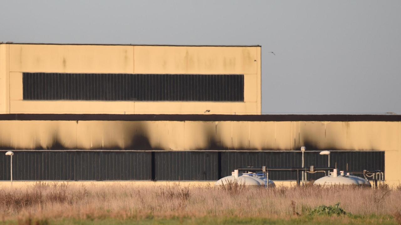 Una parete annerita dall'incendio all'impianto trattamento rifiuti (foto Agenzia Bf)