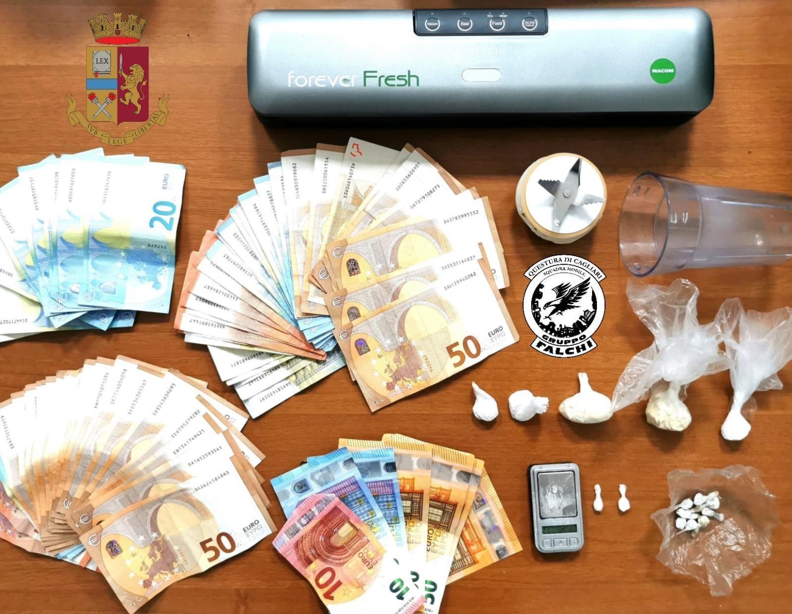 Market della droga in un appartamento: tre arrestati 