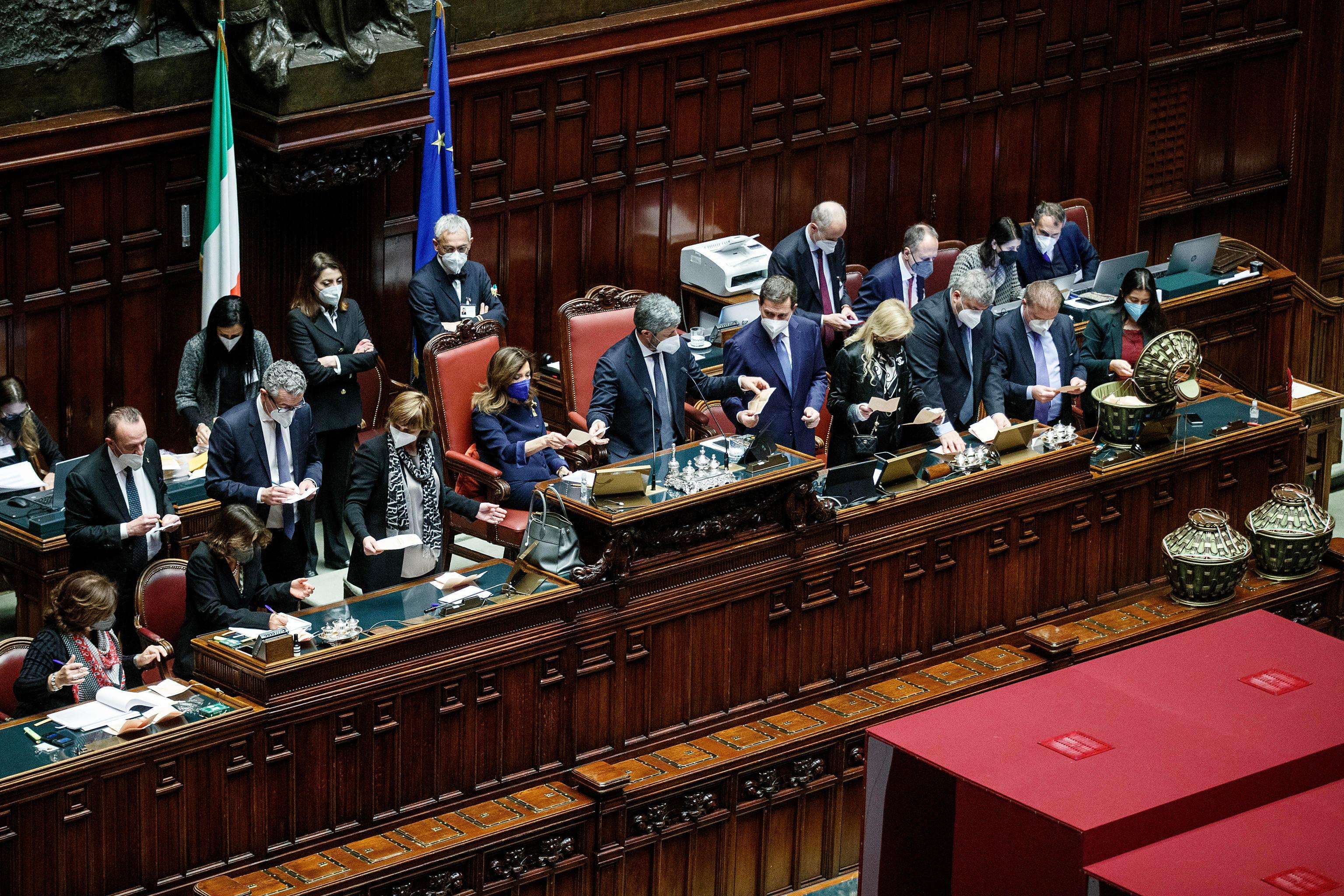 Un momento dello spoglio delle schede in una delle votazioni dei giorni scorsi