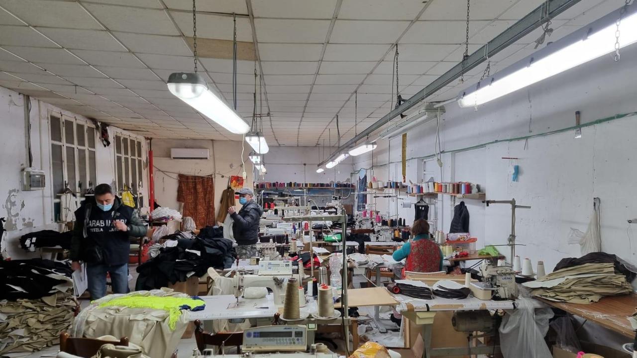 Nell'opificio mancano gli estintori, multa per oltre 30 mila euro