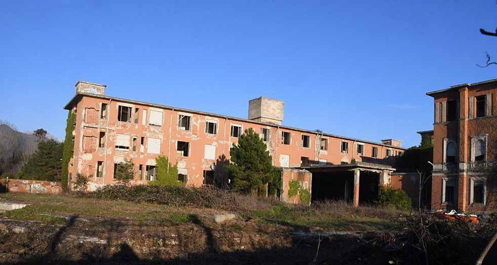 L’esterno della colonia Ettore Motta dove è in corso la pulizia dell’area