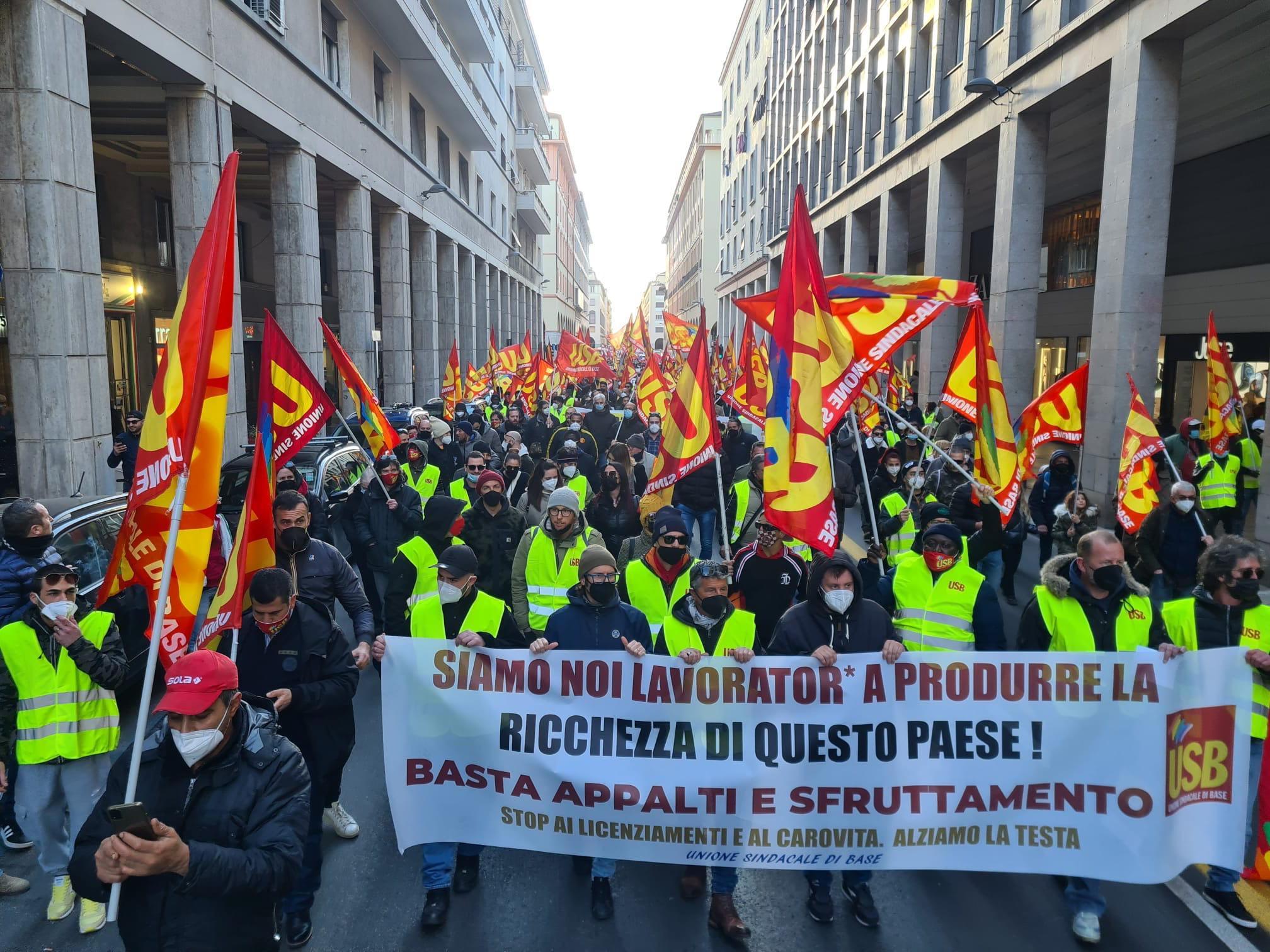 Livorno, in 500 in piazza Grande: «Stop agli appalti e allo sfruttamento» - Video 