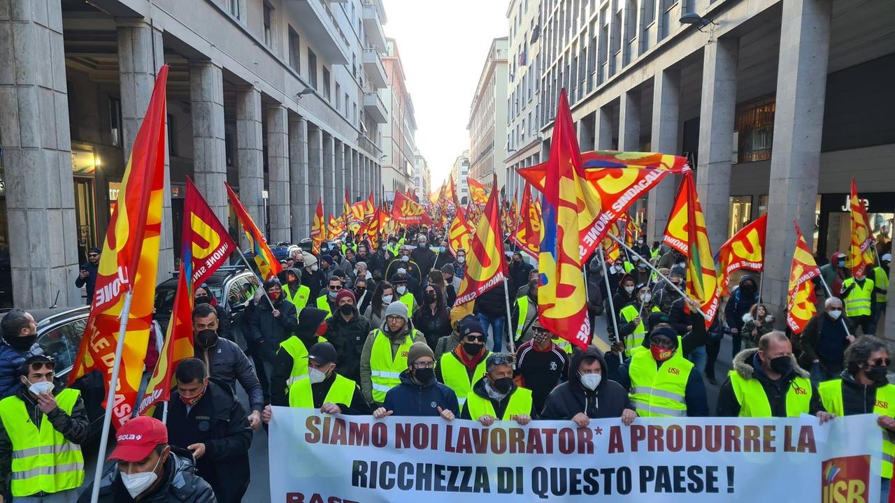 Livorno, in 500 in piazza Grande: «Stop agli appalti e allo sfruttamento» - Video